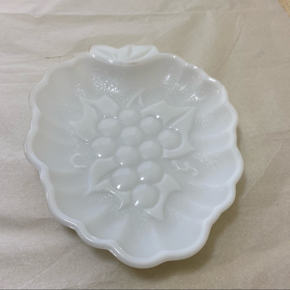 VTG Hazel Atlas Grape shaped Milk Glass Dish - Picture 2 of 10